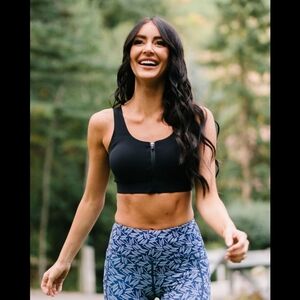 NWT Zyia black front zipper access bra